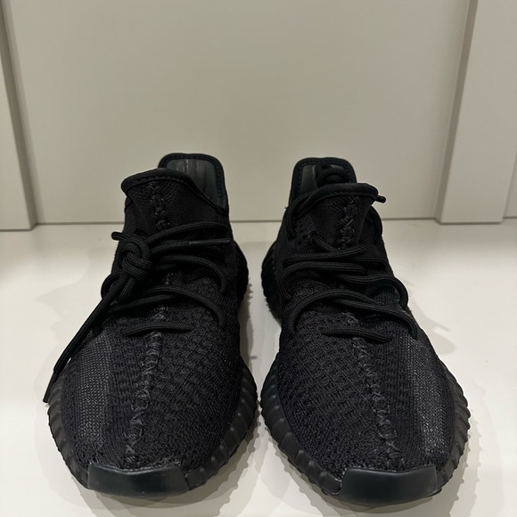 Yeezy Boost 350 V2 in Onyx - Picture 3 of 5